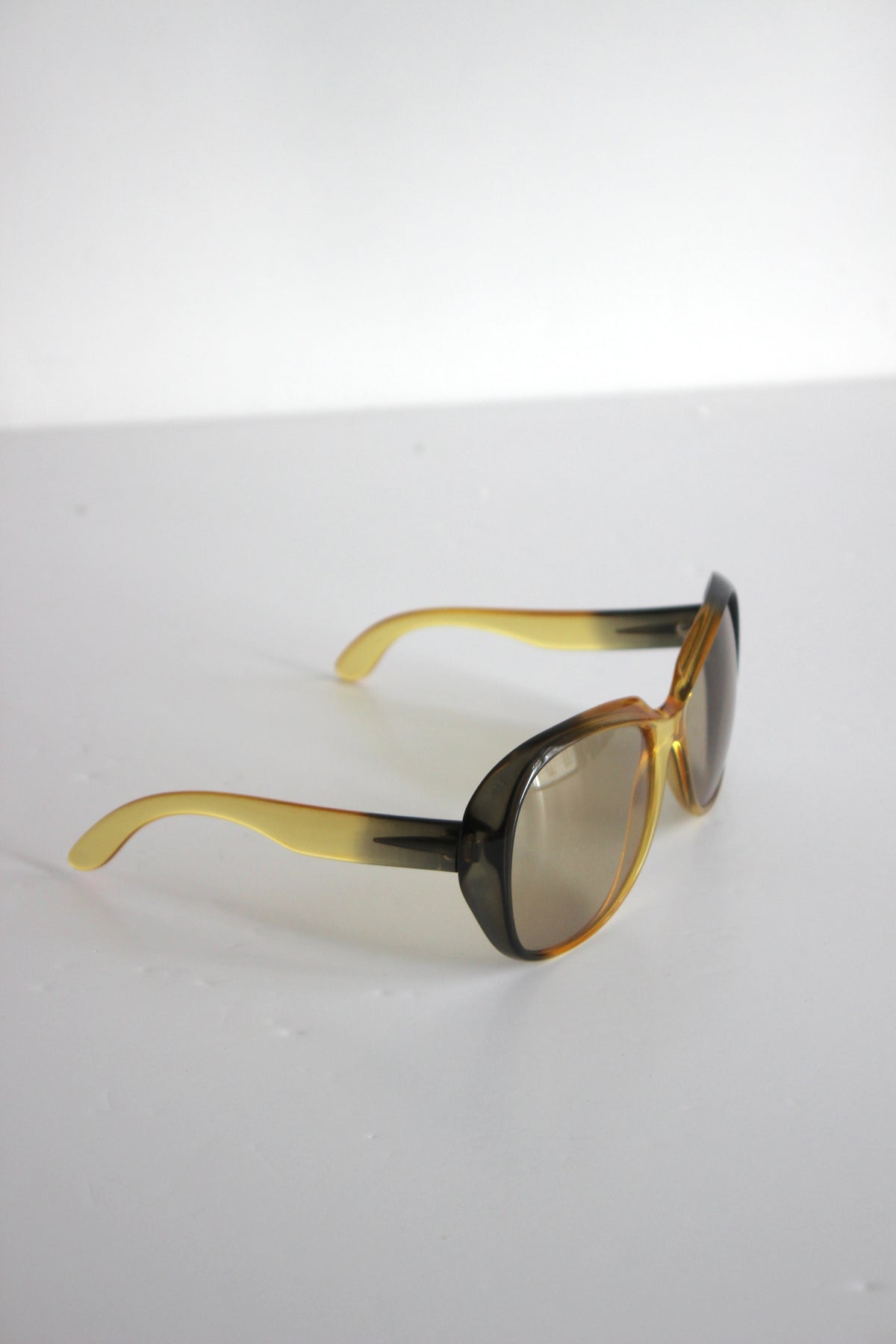Vintage Oversized Sunglasses – 1970s Style, Yellow & Smoky Brown Frame