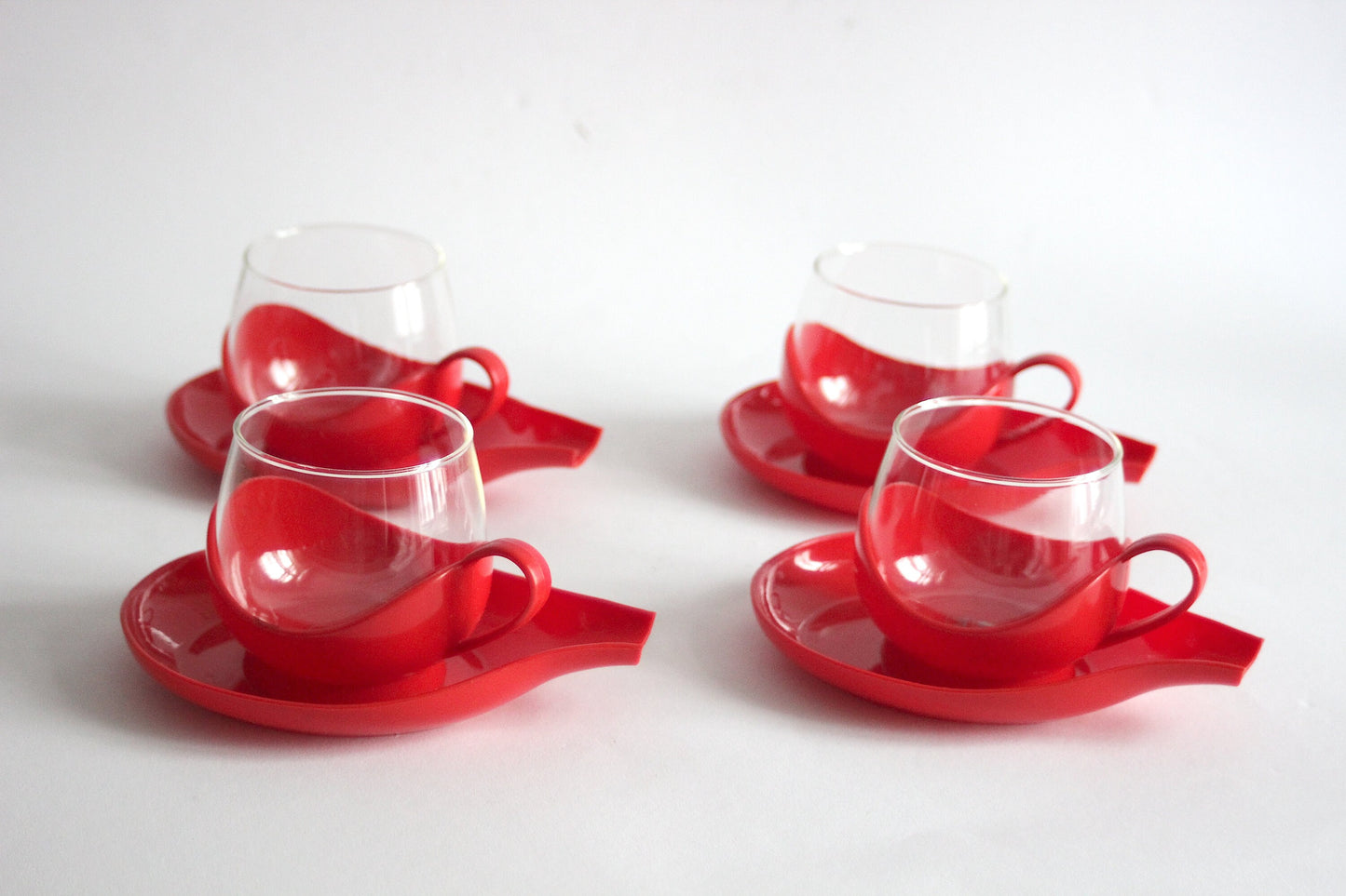 MELITTA GERMANY Set of 4 red glass tumblers with small plates for tea or coffee with plastic handles - 60s / 70s