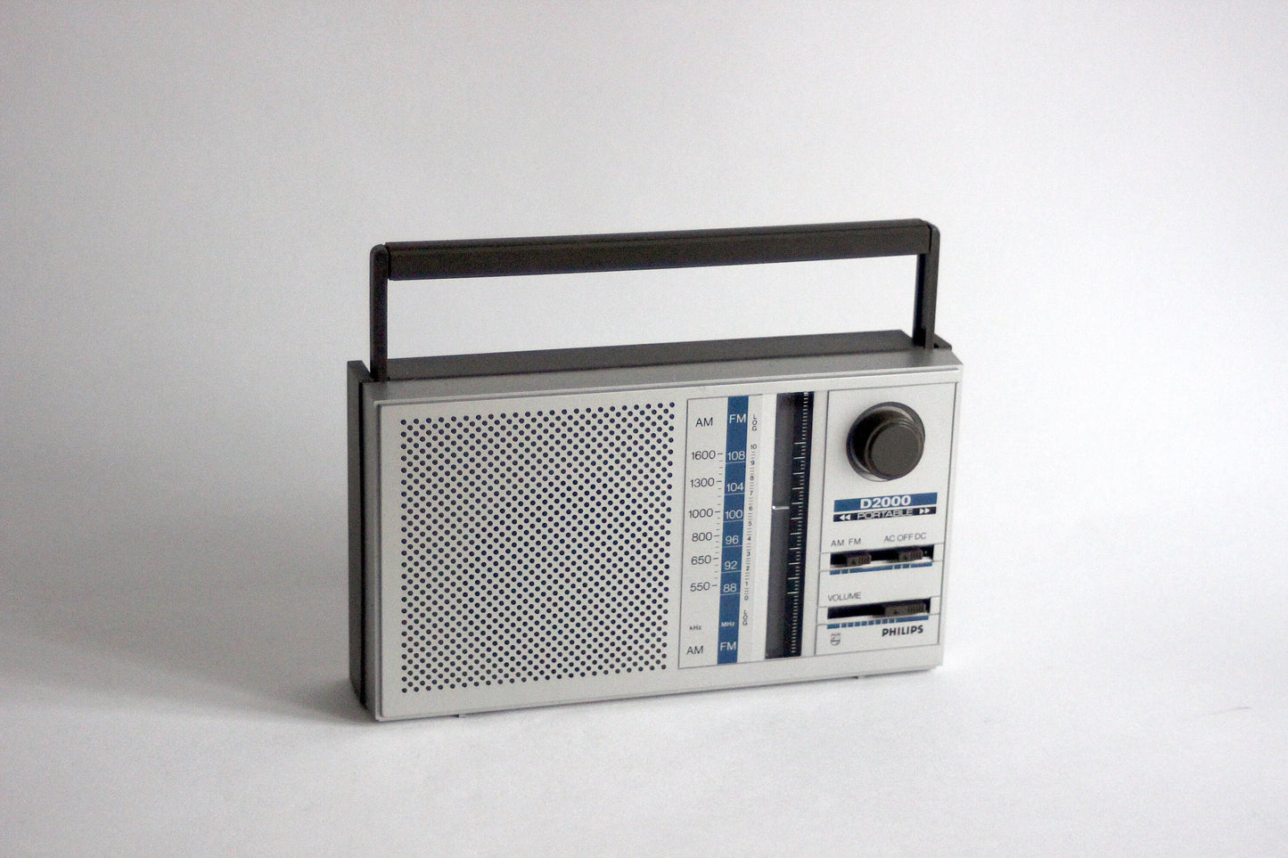 Small PHILIPS D2000 portable radio. Austria 1980s