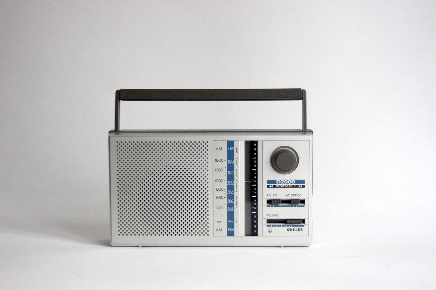 Small PHILIPS D2000 portable radio. Austria 1980s