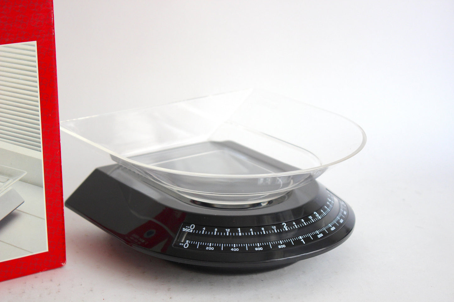 Guzzini Lady B kitchen scale. Memphis style. Fury Minuti. Italy 1980s.