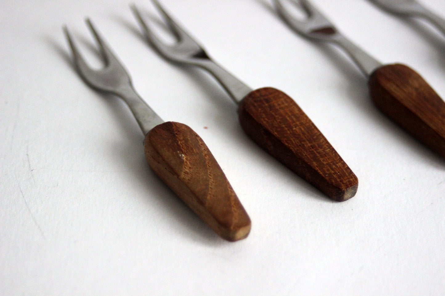 Vintage set of 6 forks with base in teak wood. Scandinavian Mid-Century design.