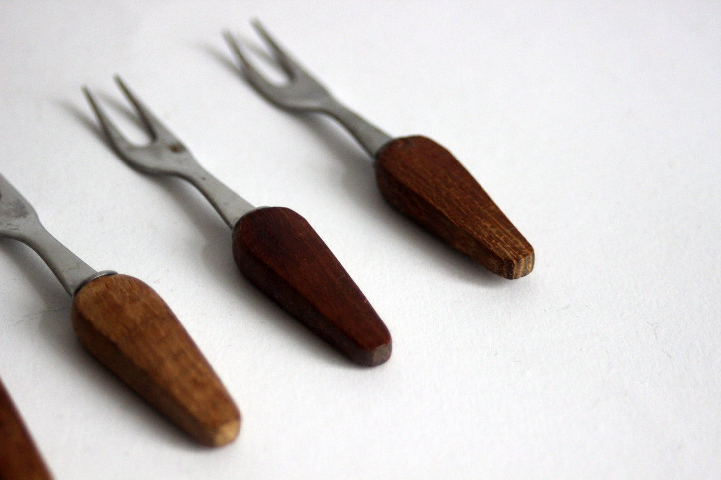 Vintage set of 6 forks with base in teak wood. Scandinavian Mid-Century design.