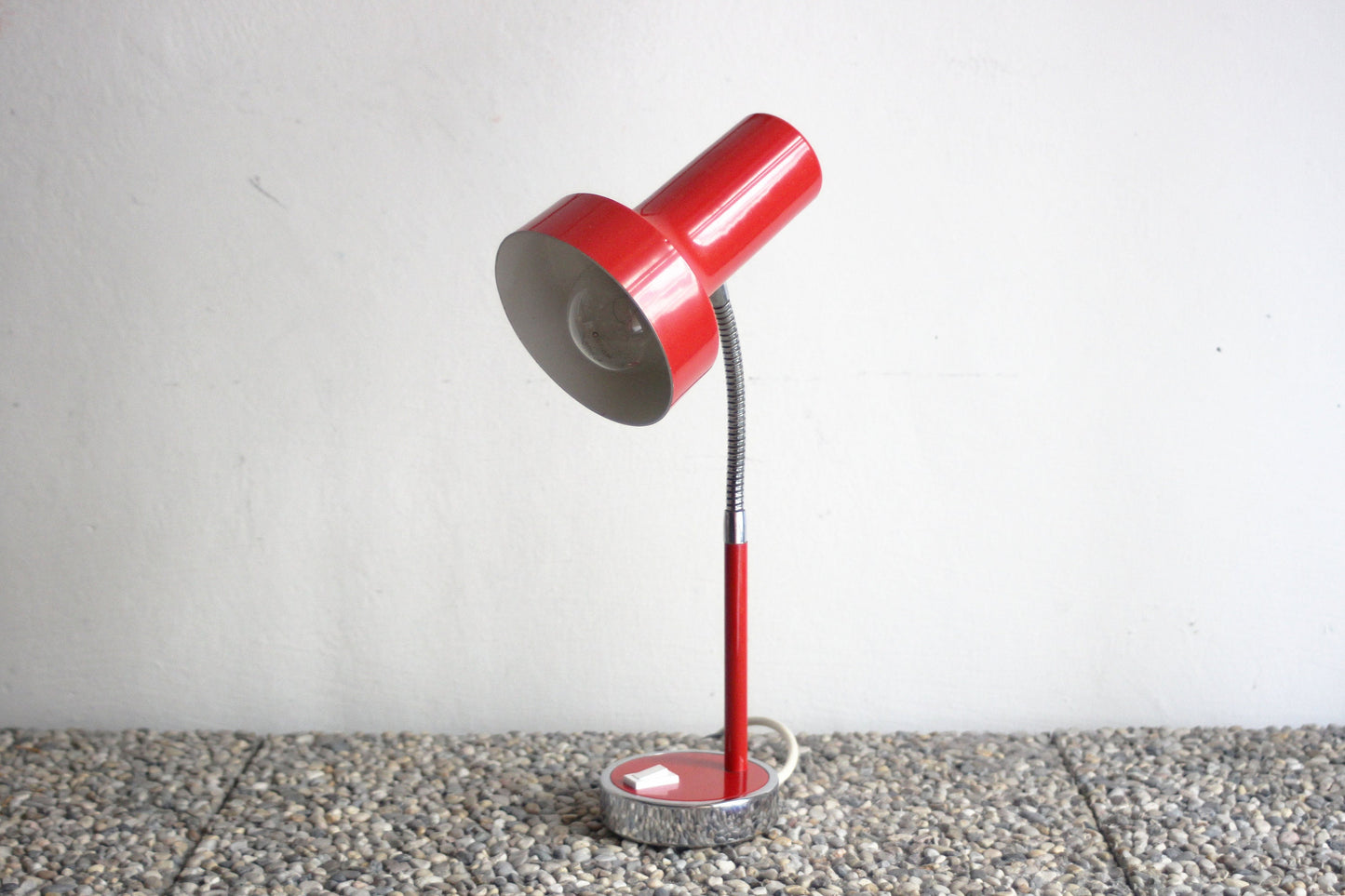 Vintage red summer of love 60s gooseneck desk lamp. Space age table lamp.
