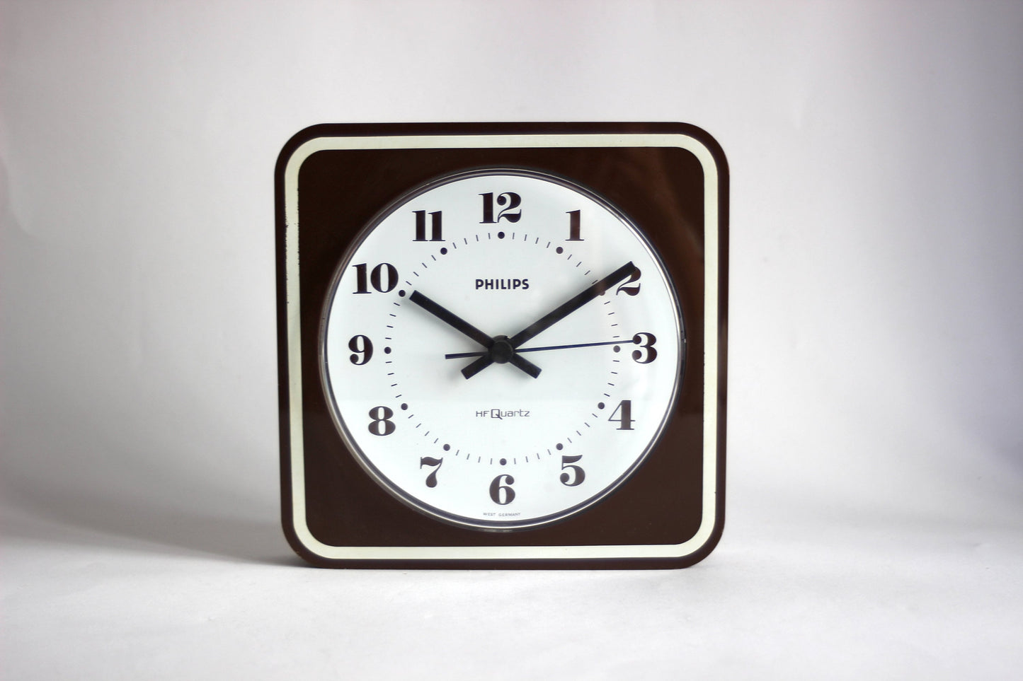 Vintage Philips wall HF quartz clock, model HR5471, retro mid-century design from the 1970s, West Germany.