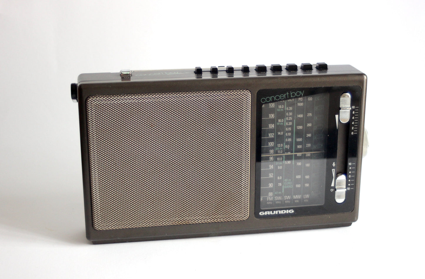 GRUNDIG Concert Boy 225 Portable Radio fm/sw/mw/lw. Broadcast receiver. Germany 1987