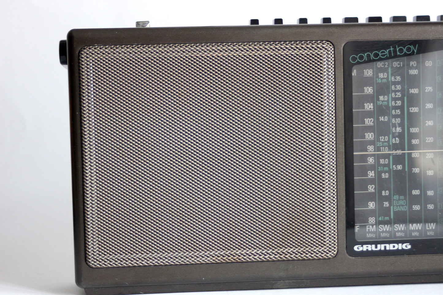 GRUNDIG Concert Boy 225 Portable Radio fm/sw/mw/lw. Broadcast receiver. Germany 1987