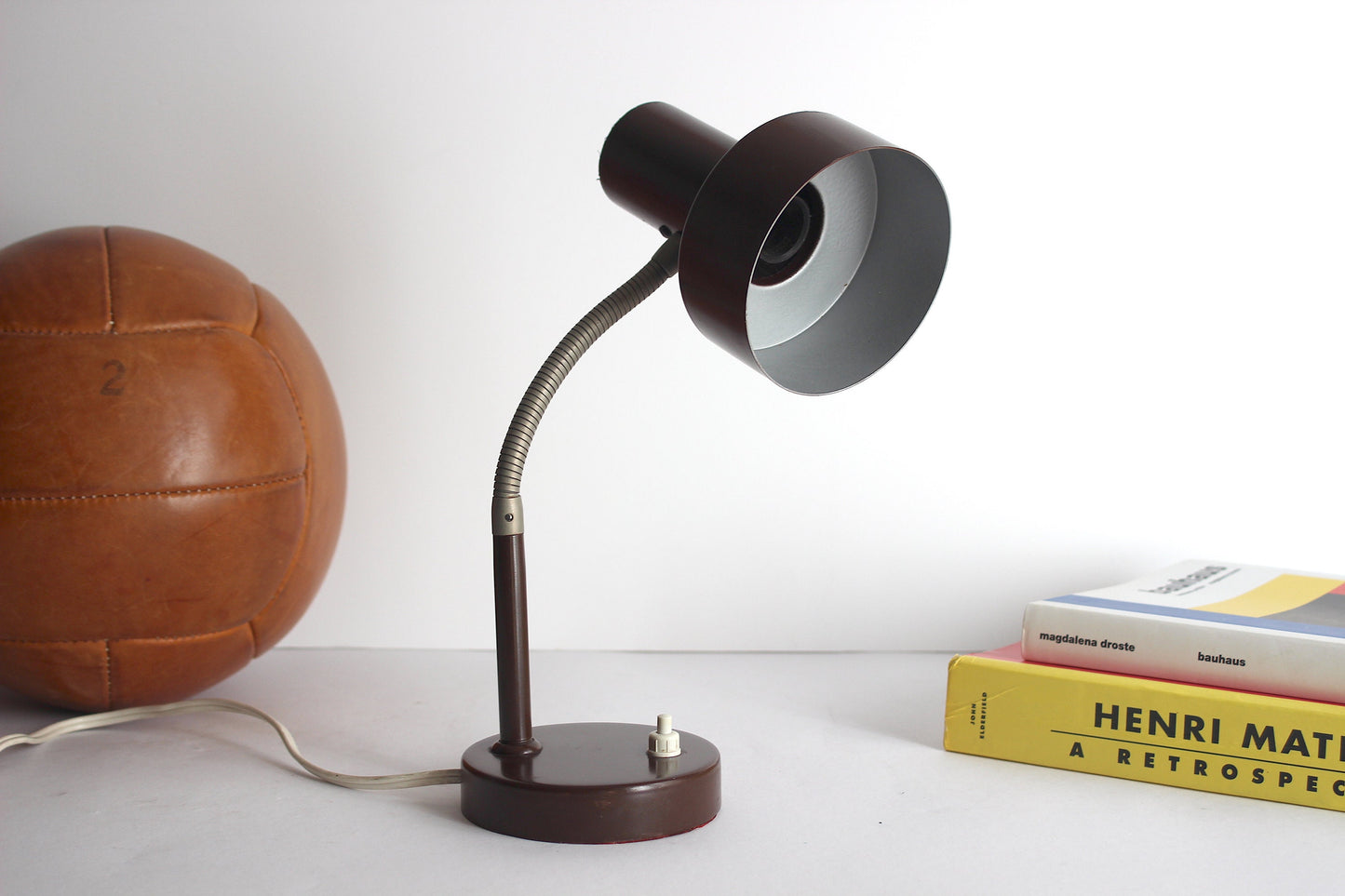 Small vintage gooseneck desk lamp. Brown with silver and white details. 70s.