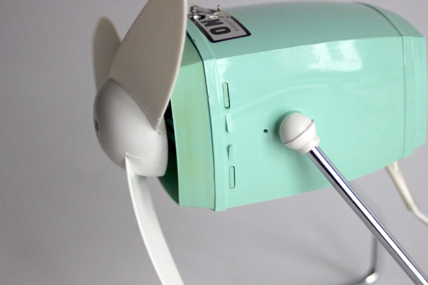 ONYX table fan from the 60s. Mint green and white. Space age design. Panton Era.