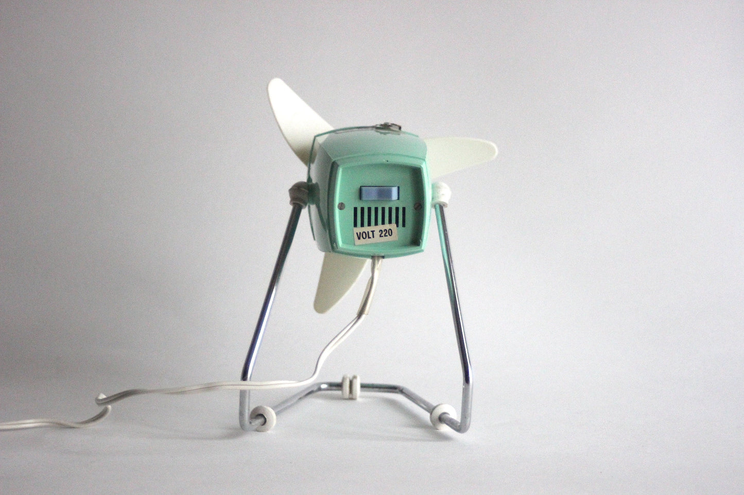 ONYX table fan from the 60s. Mint green and white. Space age design. Panton Era.