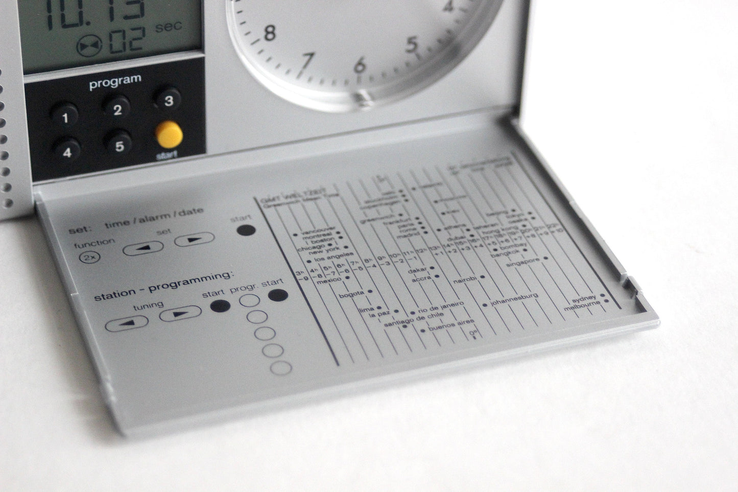 BRAUN Radio Alarm Clock ABR 314 df digital radio time control. Dietrich Lubs 1999.