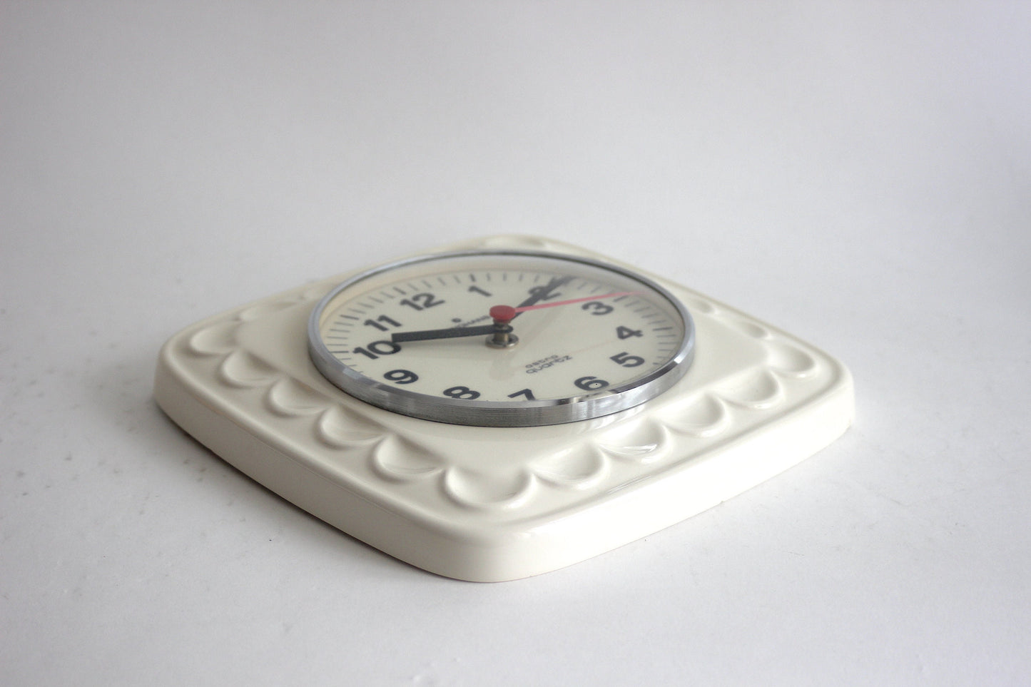 VINTAGE Wall clock from Junghans. Model 362/6058. Gemany 1978.
