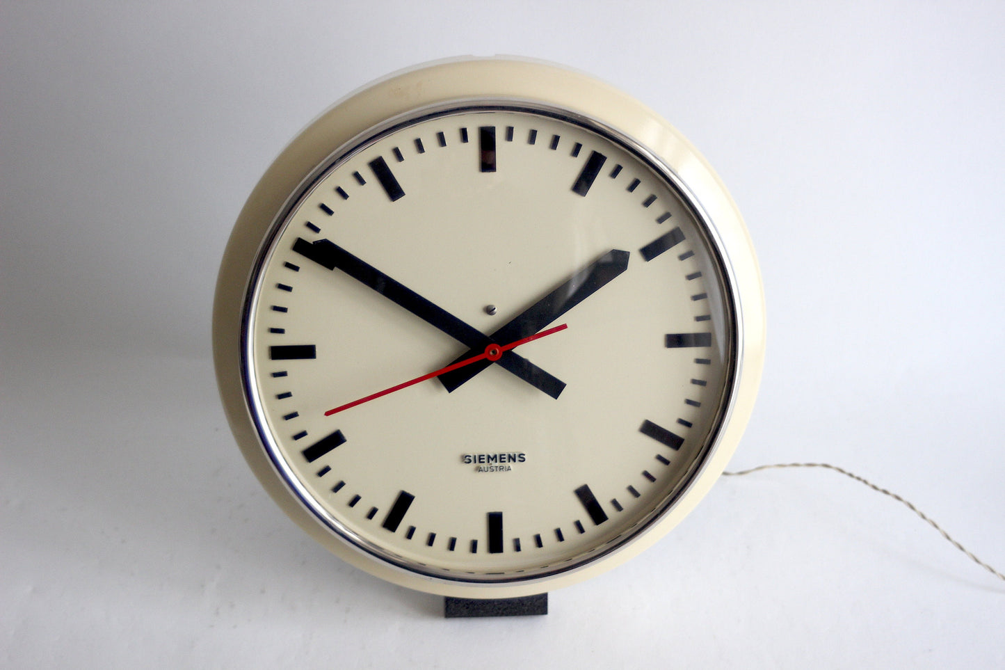 SIEMENS AUSTRIA factory / workshop wall clock. Austria 1950s. Completely original and serviced