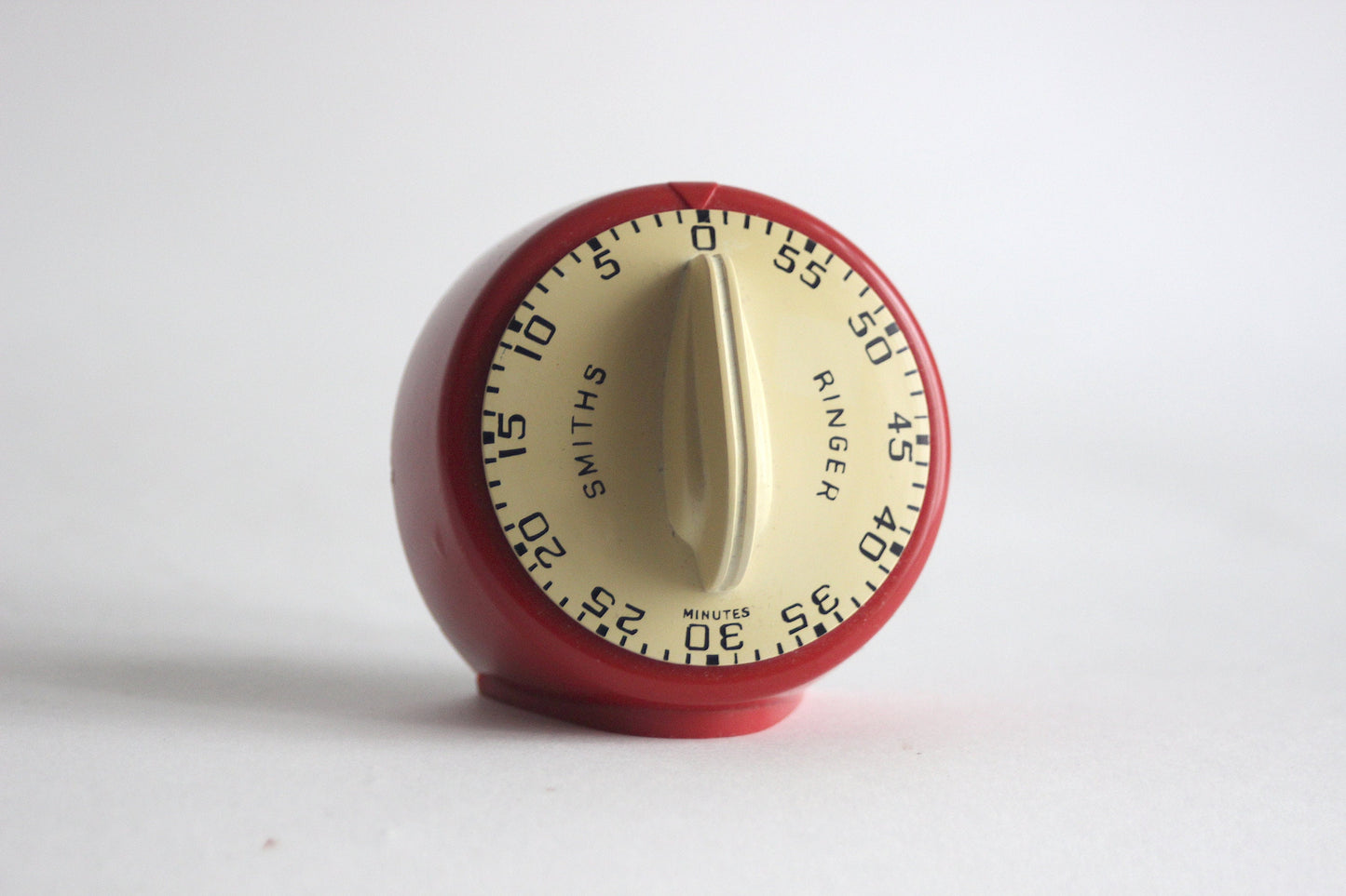 SMITHS red and beige kitchen timer. Mid-Century design, England 1960s