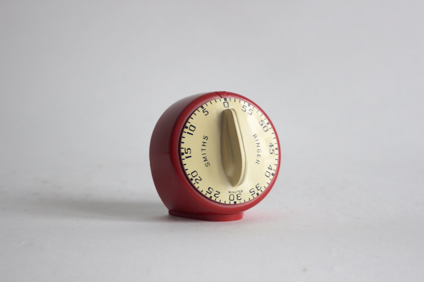 SMITHS red and beige kitchen timer. Mid-Century design, England 1960s